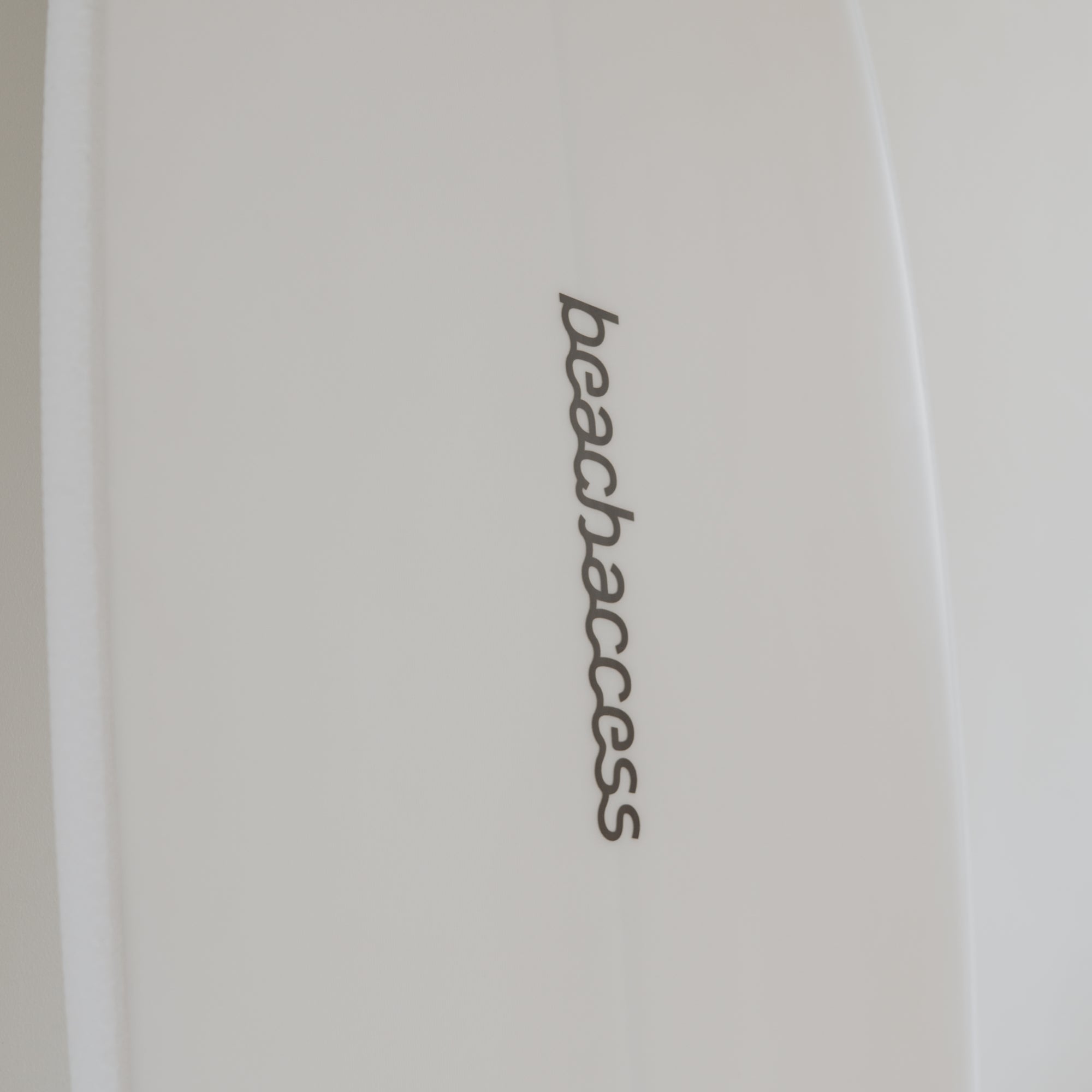 白いサーフボードに「beachaccess」と書かれた部分のアップ写真