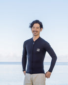 海辺でポーズをとる男性の写真